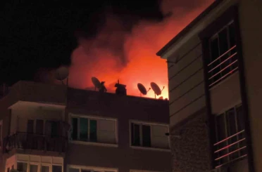Denizli’de yanan çatıya hortumla çıkan vatandaş mahalleliye ecel terleri döktürdü 