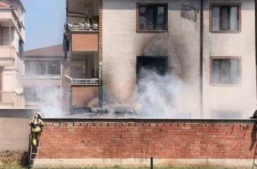 Depoda çıkan yangın apartmanı yakıyordu 