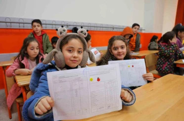 Deprem bölgesindeki Haydar Aliyev İlkokulu’nda karne heyecanı 