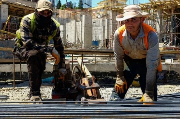 Deprem kentini kavurucu sıcaklara rağmen yeniden inşa ediyorlar 