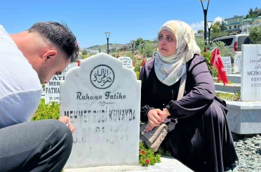 Deprem mezarlığında buruk arefe 