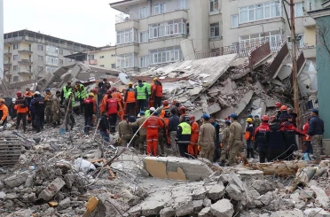 Depremde 3 kişinin öldüğü Nusret Bey Apartmanı davasında iki kamu görevlisine hapis cezası 