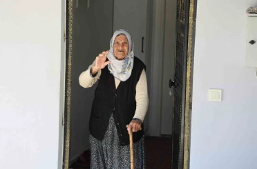 Depremde 41 ev ağır hasar almıştı, yıkılıp yapıldı: 90 yaşındaki Fatma nine yeni evine yerleşmenin mutluluğunu yaşadı 
