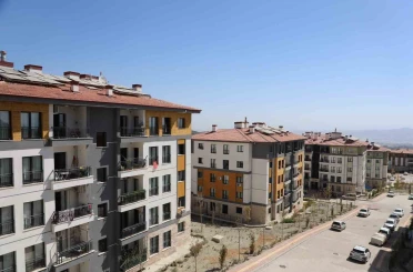 Depremde evleri yıkılan aile, yeni yuvalarında ikinci baharlarına başladılar