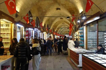 Depremde hasar gören tarihi Zincirli Bedesten yeniden cıvıl cıvıl 