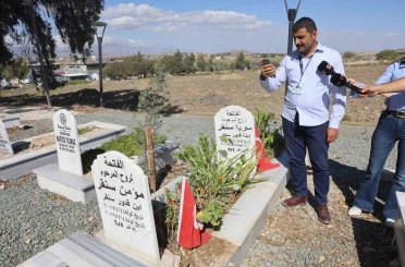 Depremde kaybettiği 3 evladının mezarında "Size bir damla su verecek kimse kalmadı, Allah sizi unutmaz evladım" diyen Suriyeli anne duygulandırdı 