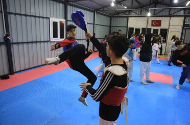 Depremde vefat eden babasının hayalleri için ter döken tekvandocu Ahmet, milli formayla çıktığı turnuvada Türk bayrağını göndere çektirdi 