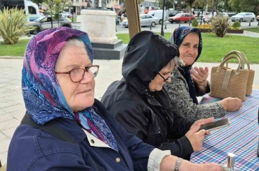 Depremden sonra dışarı çıkan vatandaşlar: "Çok korktuk" 