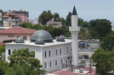Depremin ardından inşa edilen 131. cami dualarla ibadete açıldı 