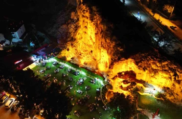 Depremle açığa çıkan termal su doğal traverten oluşturdu 