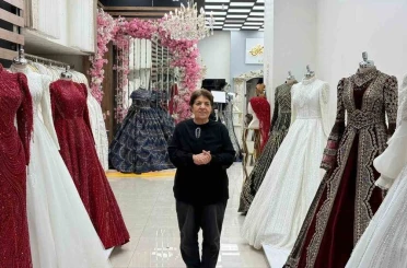 Depremlerde iki iş yeri yıkılan kadın pes etmedi 