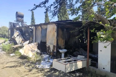Depremzede ailenin yaşadığı 2 konteyner alevlere teslim oldu 