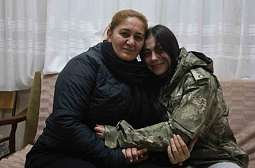 Depremzede Beliz’in, kendisine üşümesin diye montunu veren albayla görüşmesinde duygusal anlar yaşandı 