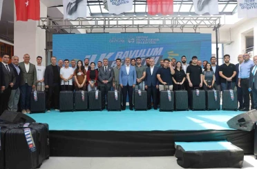 Depremzede öğrencilerin üniversite yolundaki ilk biletlerini ve bavullarını Hatay Büyükşehir Belediyesi hediye etti 