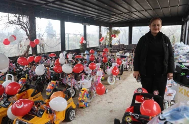 Depremzede öksüz ve yetim çocukların yüzü hediyelerle güldü 