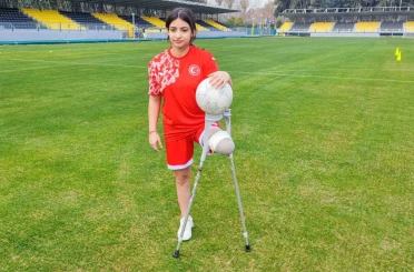 Depremzede Tuğba protez bacağıyla yeşil sahalara çıktı 