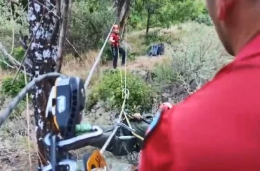 Dere kenarında mahsur kalan kardeşlerin yardımına jandarma yetişti 