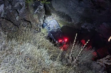 Dereye düşen kamyonetin sürücüsü yaralandı 