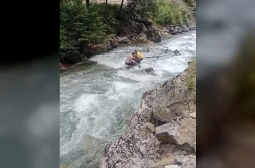 Dereye düşen turstin cansız bedenine ulaşıldı, arkadaşı kurtarıldı 