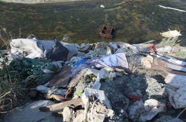 Dereye kamyon dolusu atık malzeme döktüler: Doğa katliamı kameraya yansıdı 