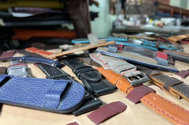 Deri ve sanat buluştu El emeğiyle saat kordonuna dönüştü