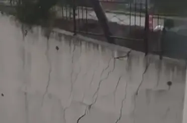 Dev istinat duvarı yerle bir oldu: O anlar kamerada