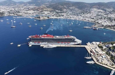 Dev kruvaziyer Scarlet Lady Bodrum’a yanaştı 
