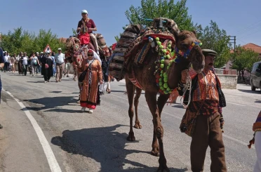 Deve kervanı 105 yıl sonra tarihi Hançalar Köprüsünden geçti 