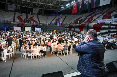 Devlet koruması altındaki çocuklar, koruyucu aileler ve yeni evli çiftler aynı sofrada buluştu 