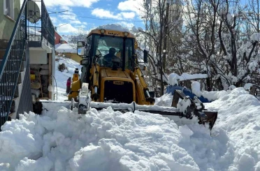 Devletten beklemedi, kardan kapanan köy yollarını kendi açtı 