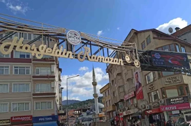 Devrek’te Ramazan ayının süslemelerinden olan mahyalar yandı 