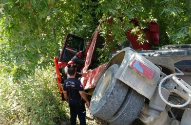 Devrilen çekici çınar ağacına takıldı sürücü araç içinde sıkıştı 