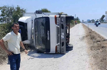 Devrilen kamyondan burnu kanamadan çıktı, aracının başında ekipleri bekledi 