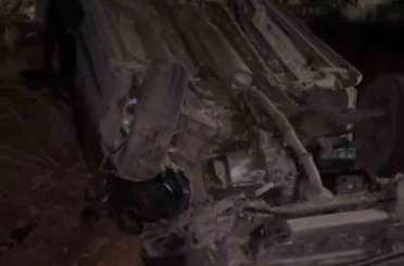 Devrilen otomobildeki kadın öldü, eşi ve oğlu yaralandı 