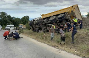 Devrilen taş yüklü kamyonun sürücüsü öldü, savrulan taşlar evin duvarını yıktı 