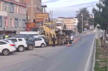 Devrilen tır park halindeki 7 araca çarptı 