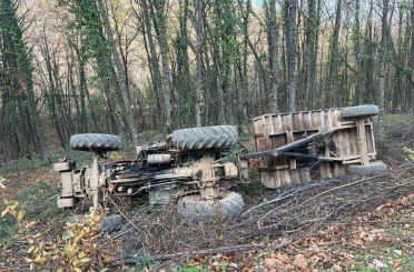 Devrilen traktördeki 2 kişi yaralandı 