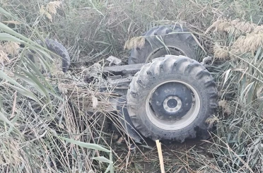 Devrilen traktörün altında kalan sürücü hayatını kaybetti 