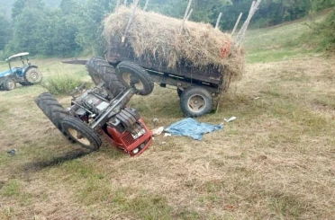 Devrilen traktörün altında kalan sürücü yaşam mücadelesini kaybetti 