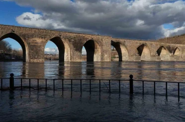 Dicle Nehri’nde yükselen su seviyesi dronla görüntülendi 