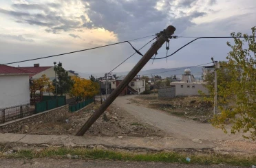 Dicle’de vatandaşlardan eğri direğin değiştirilmesi talebi 