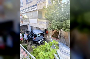 Didim’de araç evin bahçesine uçtu 