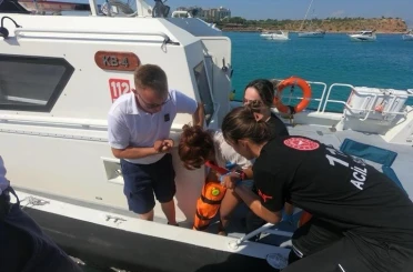 Didim’de karadan ulaşılamayan koyda yaralanan kişi denizden tahliye edildi 