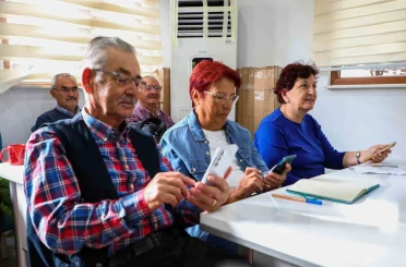 Dijital çağın kapıları yaş almış bireylere açılıyor: 60 yaş üzeri bireylere akıllı telefon kullanımı dersi 