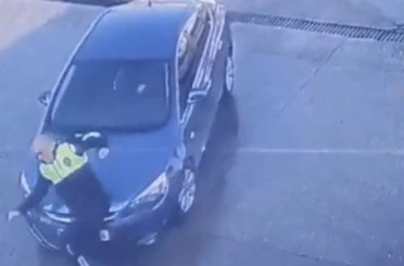 Dikkatsiz sürücünün polise çarpma anı kamerada 