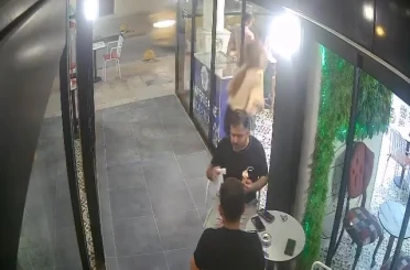 Dikkatsizliğiyle cam kapıya çarpan kadın personelin yere savrulduğu anlar kamerada 