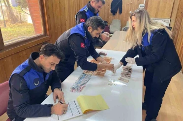 Dilencinin üzerinden 3 bin 731 TL para çıktı 