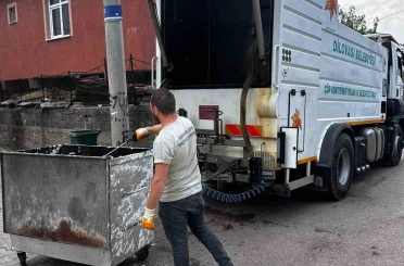 Dilovası’nda çöp konteynerleri dezenfekte ediliyor 