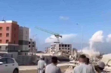 Dinamitle gerçekleştirilen patlatmada kule vinç yıkıldı, o anlar kamerada 