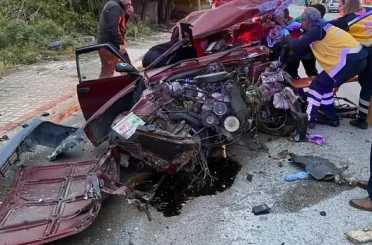 Direğe çarparak hurdaya dönen Fiat Tofaş’ın sürücüsü ağır yaralandı 